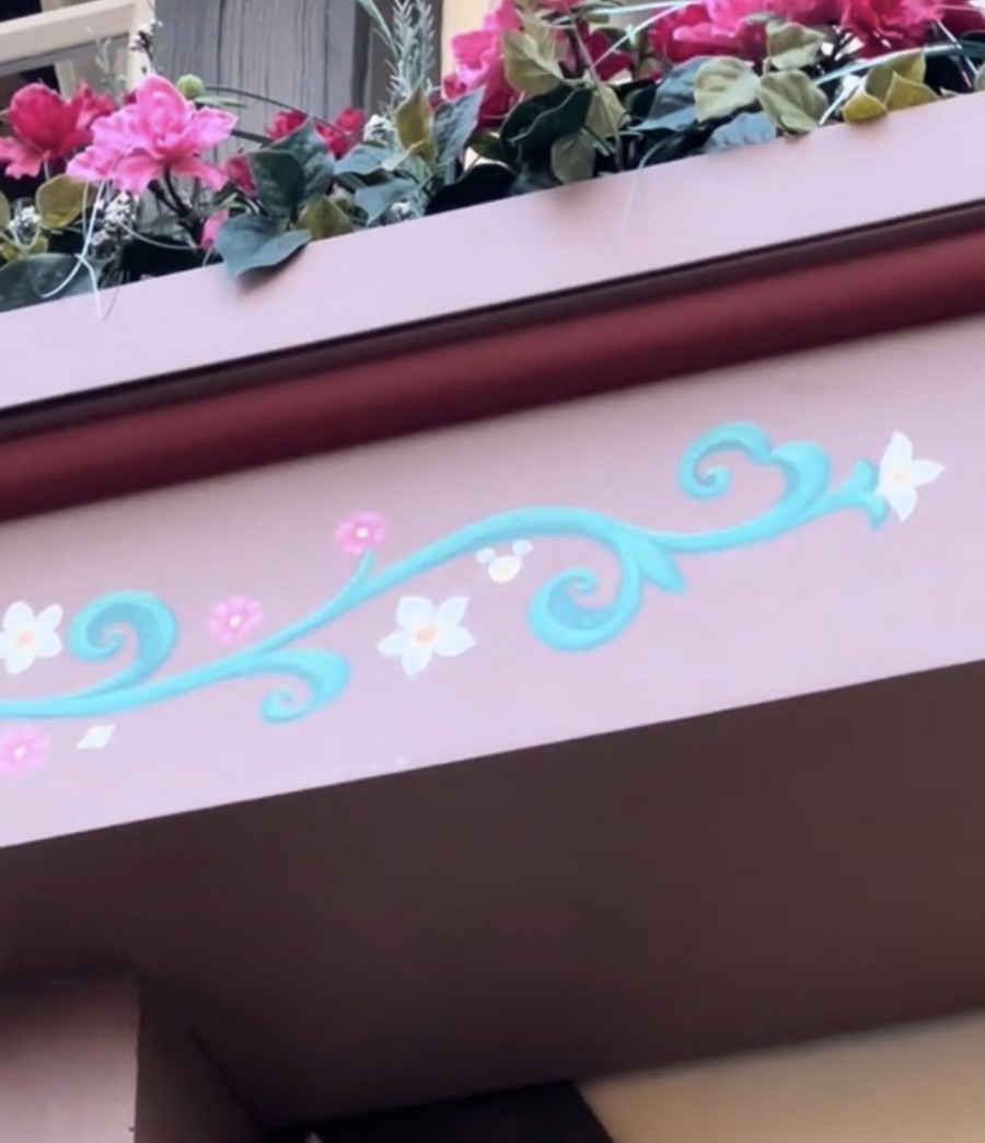 Hidden Mickey Floral Surprise in Liberty Square